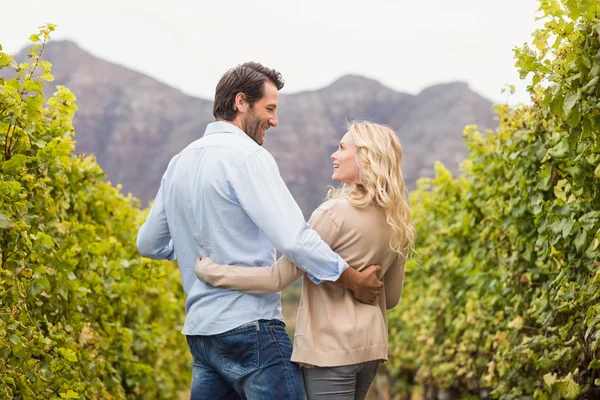 Vista trasera de una joven pareja feliz — Foto de Stock