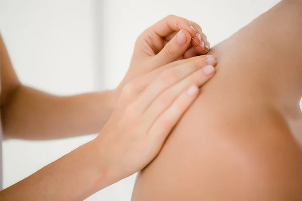 Morena desfrutando de uma massagem — Fotografia de Stock