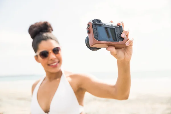Mooie vrouw in bikini nemen selfie — Stockfoto