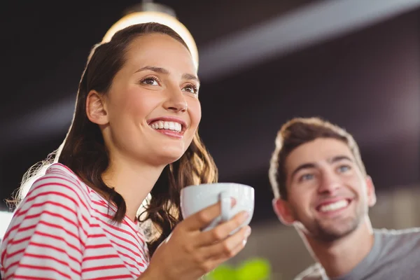 Amigos sonrientes disfrutando del café juntos —  Fotos de Stock