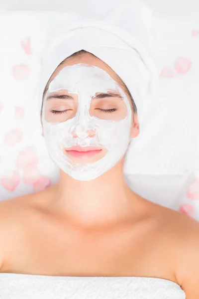 Vrouw met witte crème op gezicht — Stockfoto