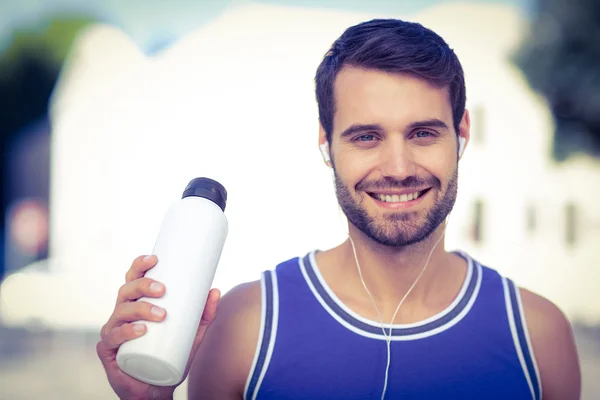 Un atleta guapo sosteniendo una botella —  Fotos de Stock