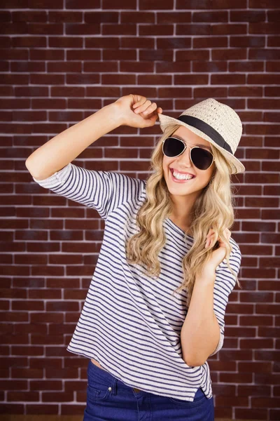 Hermosa rubia sonriente hipster posando con sombrero de paja — Foto de Stock