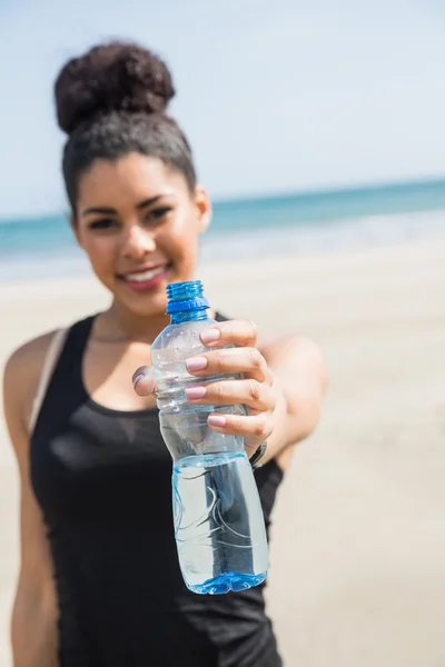 Donna in forma che mostra bottiglia d'acqua — Foto Stock