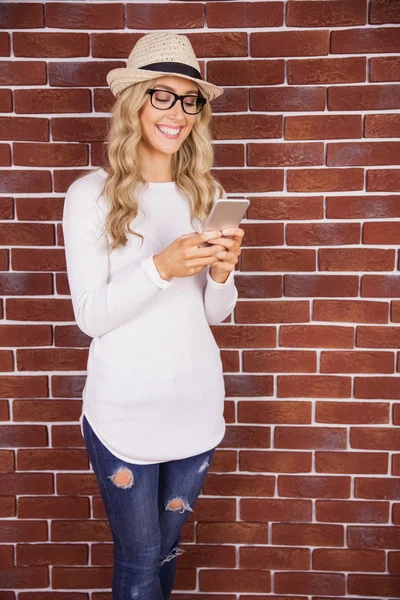 Blonde hipster using smartphone — Stock Photo, Image