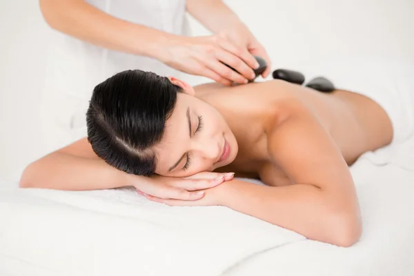 Mulher recebendo massagem de pedra quente — Fotografia de Stock