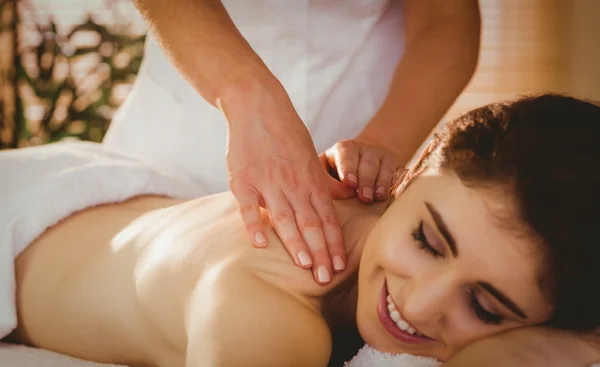 Mulher jovem recebendo massagem no ombro — Fotografia de Stock