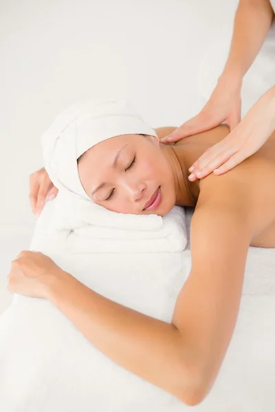 Attraktive Frau erhält Rückenmassage — Stockfoto