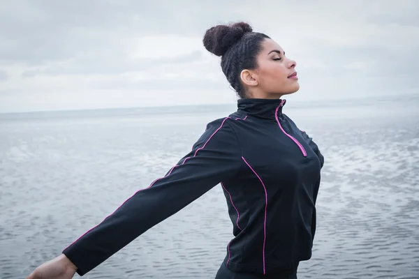 Fit girl standing on cold day — Stock Photo, Image