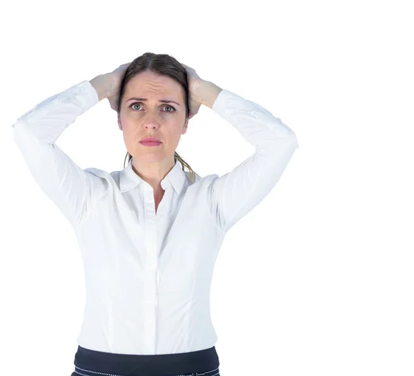 Стрессовая деловая женщина с руками на голове — стоковое фото