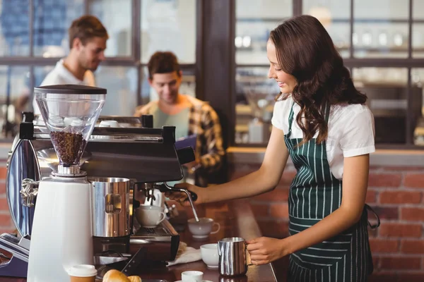 Pretty barista making a cup of coffee — Stock Photo, Image