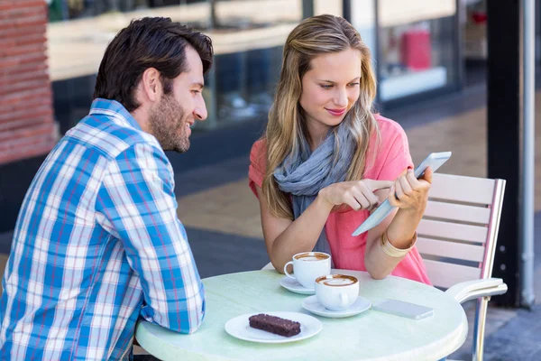 Paar schaut auf das Tablet — Stockfoto