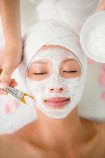 Woman receiving treatment at spa center — Stock Photo, Image