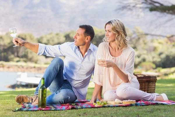 Paret sitter på picknick filt — Stockfoto