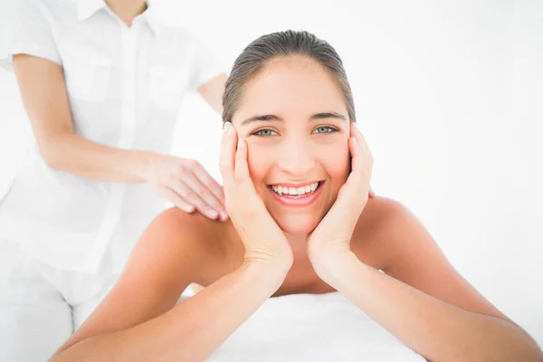 Frau erhält Rückenmassage — Stockfoto