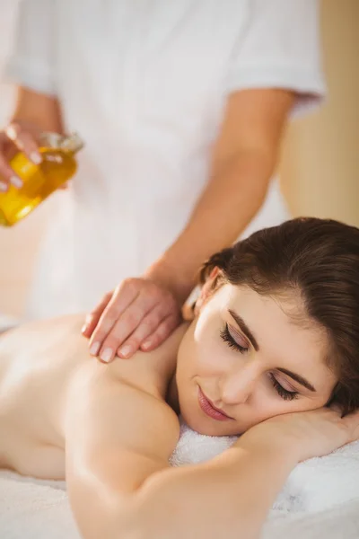 Jonge vrouw krijgen een massage — Stockfoto