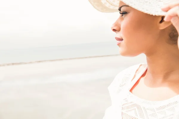 Snygg tjej ser till havet — Stockfoto