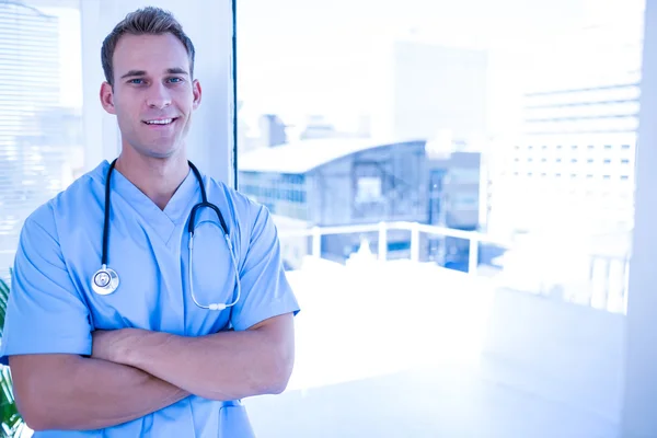 Glimlachende dokter met gekruiste armen — Stockfoto