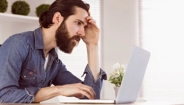 Hipster-Geschäftsmann schaut auf Laptop — Stockfoto