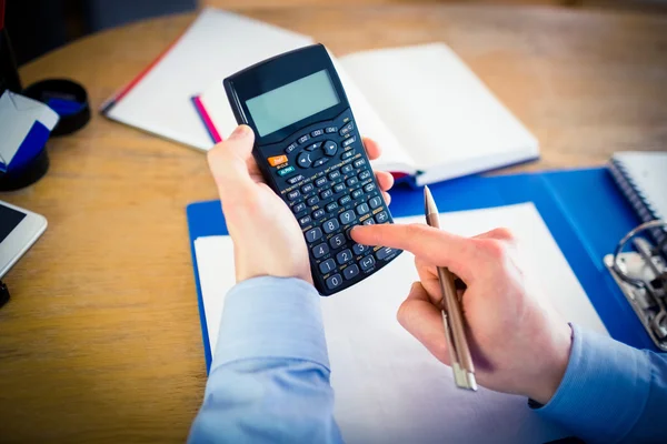 Empresario manos escribiendo en la calculadora — Foto de Stock