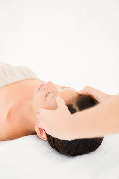 Jeune femme recevant un massage de la tête — Photo
