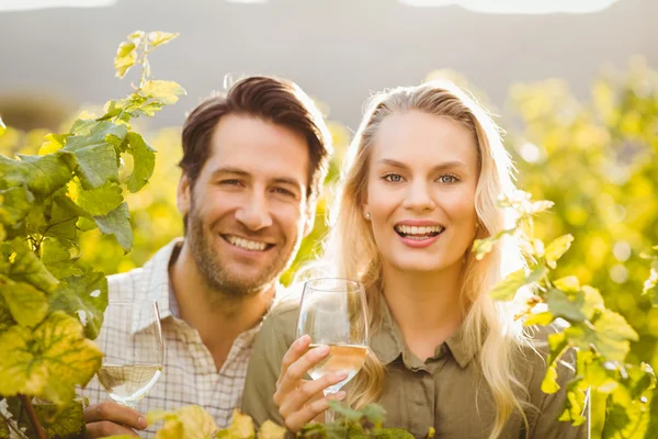 Unga lyckliga par hålla glas vin — Stockfoto