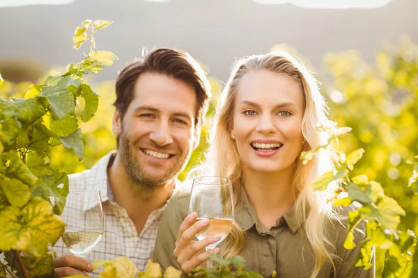 Jonge gelukkige paar houden glazen wijn — Stockfoto