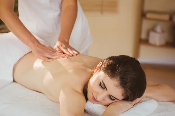 Jovem mulher recebendo de volta massagem — Fotografia de Stock