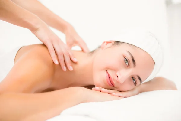 Vrouw ontvangende schouder massage — Stockfoto