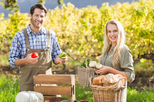 Sonriente cliente rubio comprar verduras — Foto de Stock