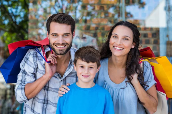 Porträtt av en lycklig familj ha roligt i gallerian — Stockfoto