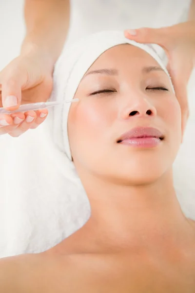 Optician administering eye liquid to patient — Stock Photo, Image