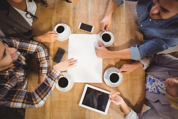 Amici sorridenti chiacchierando e bevendo caffè — Foto Stock