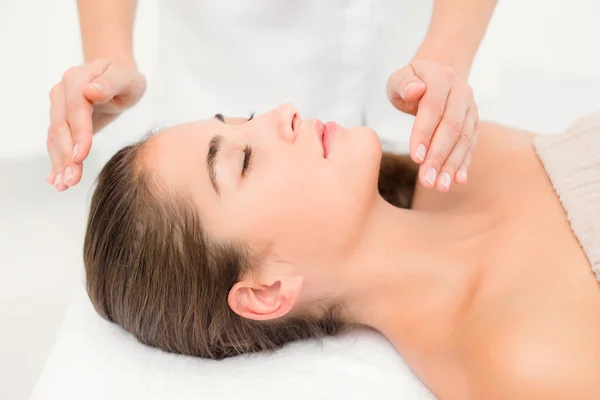 Jonge vrouw op massagetafel — Stockfoto