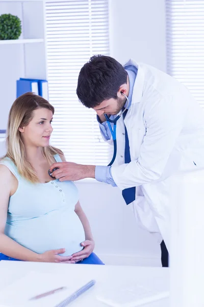 Médico examinando el pecho de paciente embarazada — Foto de Stock