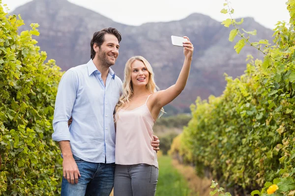 Jonge gelukkige paar nemen een selfie — Stockfoto