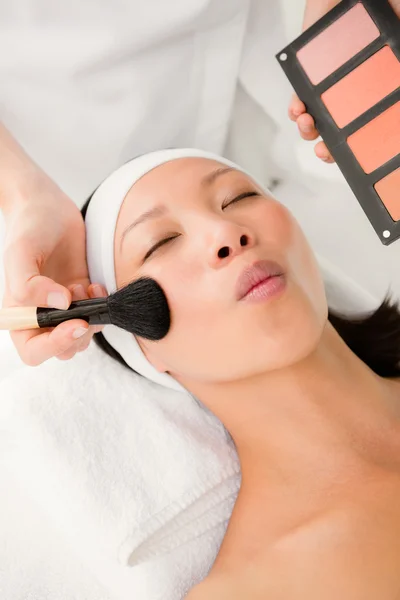 Hand applying makeup to woman — Stock Photo, Image