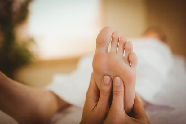Mujer joven recibiendo masaje de pies — Foto de Stock