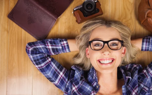 Prachtige hipster liggend op houten vloer — Stockfoto