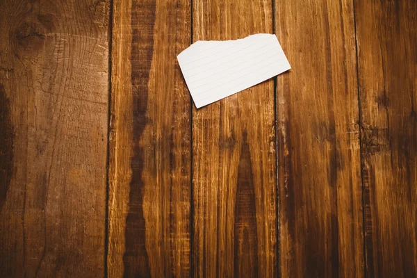 Papierfetzen auf Holztisch — Stockfoto