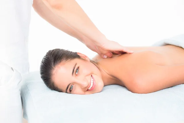 Brunette genieten van een massage — Stockfoto