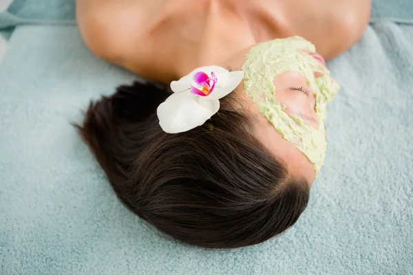 Vrouw met groene room op gezicht — Stockfoto