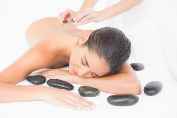 Vrouw genieten van hot stone-massage — Stockfoto