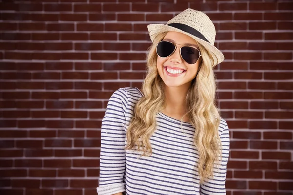 Prachtige lachende blonde hipster met zonnebril en stro hoed — Stockfoto