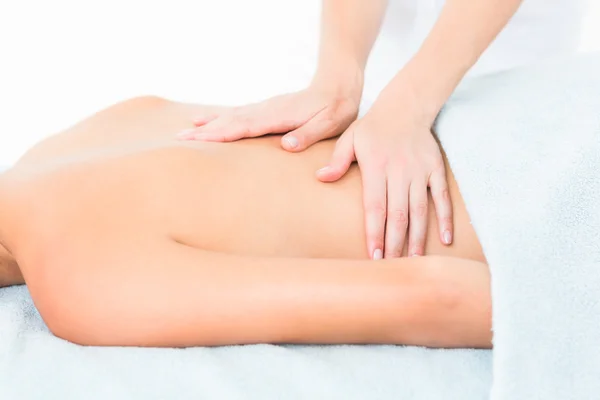 Kvinna njuter ryggmassage — Stockfoto