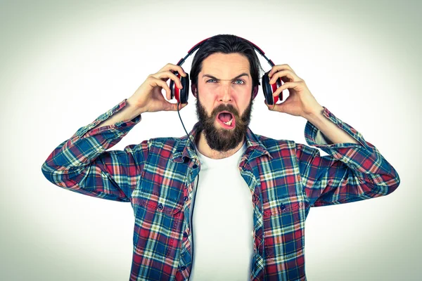 Hipster godendo l'ascolto di musica — Foto Stock