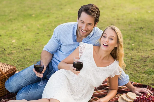 赤ワインのガラスを保持している日にお似合いのカップル — ストック写真