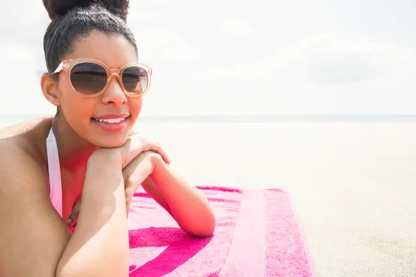 Sorrindo mulher tomando banho de sol em toalha — Fotografia de Stock