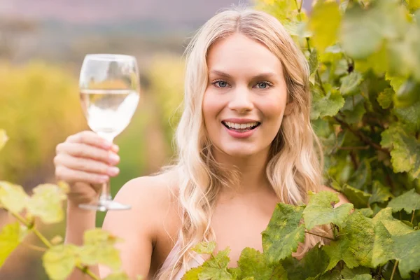 Jonge gelukkig vrouw met een glas wijn — Stockfoto
