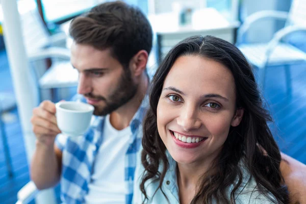 Söta par ha kaffe tillsammans — Stockfoto